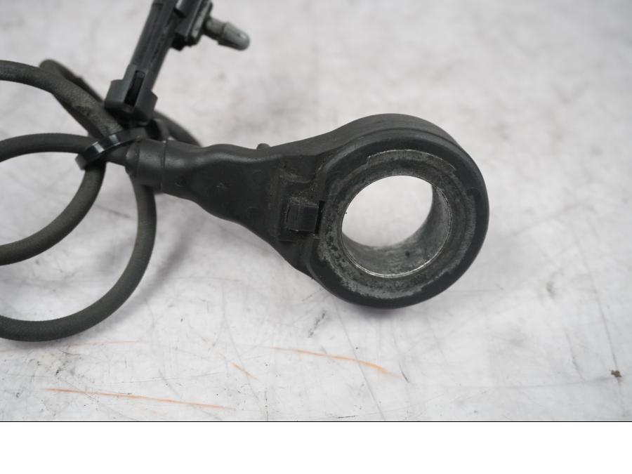 Baksidan på ABS givare från en H-D Touring Street Glide FLHX -2009 motorcykel.