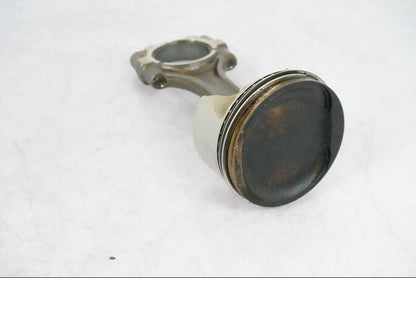 Höger sida på Kolv från en BMW F 800 GS -2009 motorcykel.