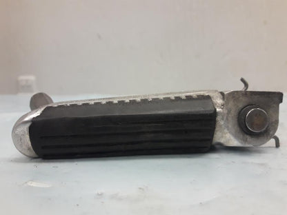 Framsidan på Fotpinne från en Suzuki SV 1000 -2004 motorcykel.