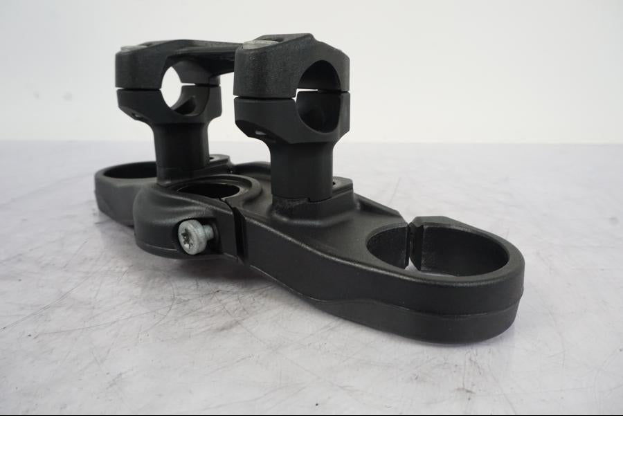 Snett uppifrån på Gaffelkrona från en KTM 1290 Super Duke -2019 motorcykel.