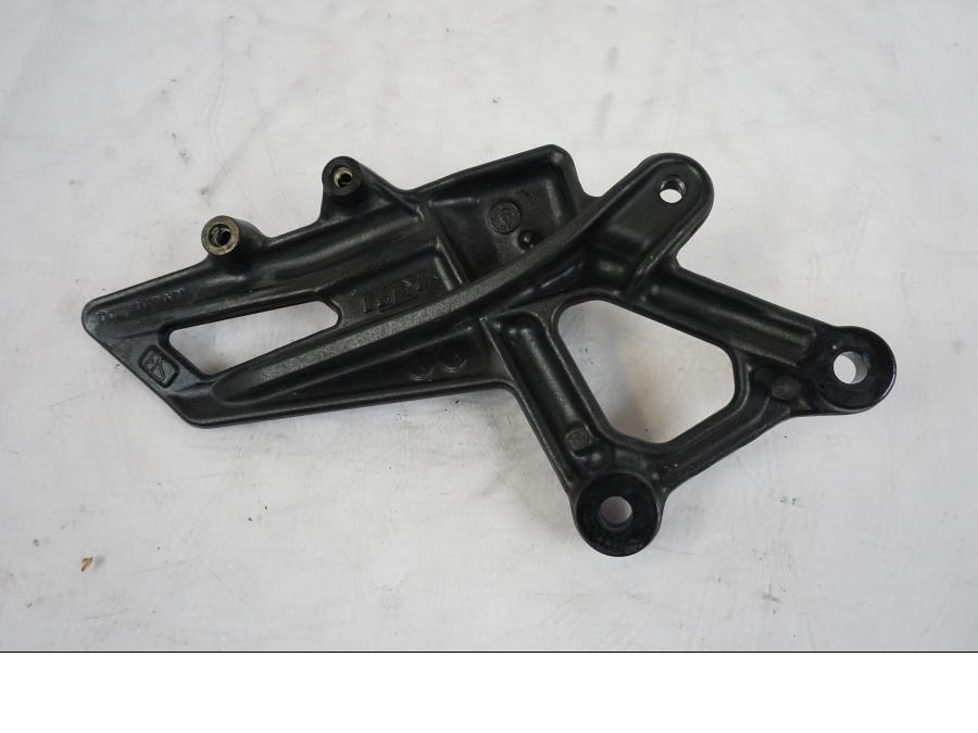 Snett uppifrån på Fotpinnefäste från en KTM 1290 Super Duke -2019 motorcykel.