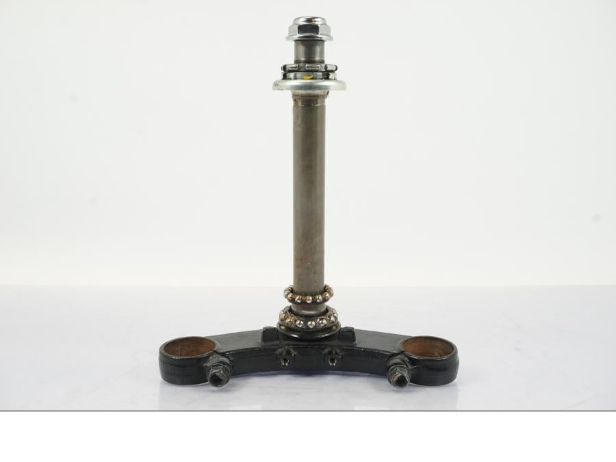 Framsidan på Gaffelkrona från en Honda NT 700 -2008 motorcykel.