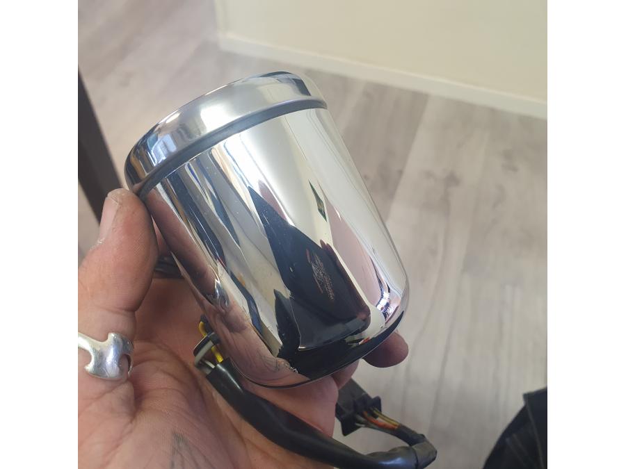 Baksidan på Bensinmätare från en Suzuki GSF 1200 -2000 motorcykel.