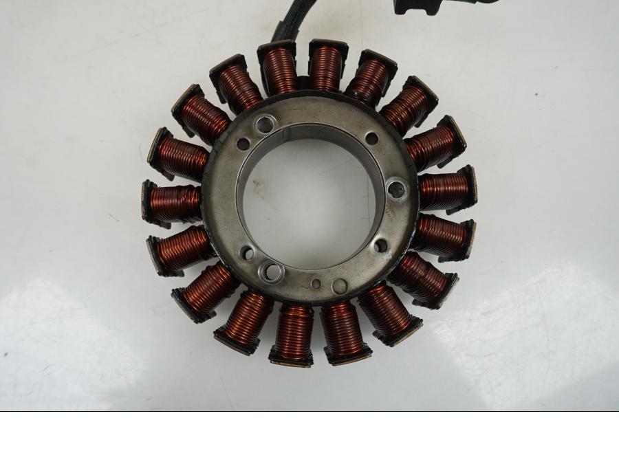 Baksidan på Generator från en Kawasaki VN 1600 -2004 motorcykel.