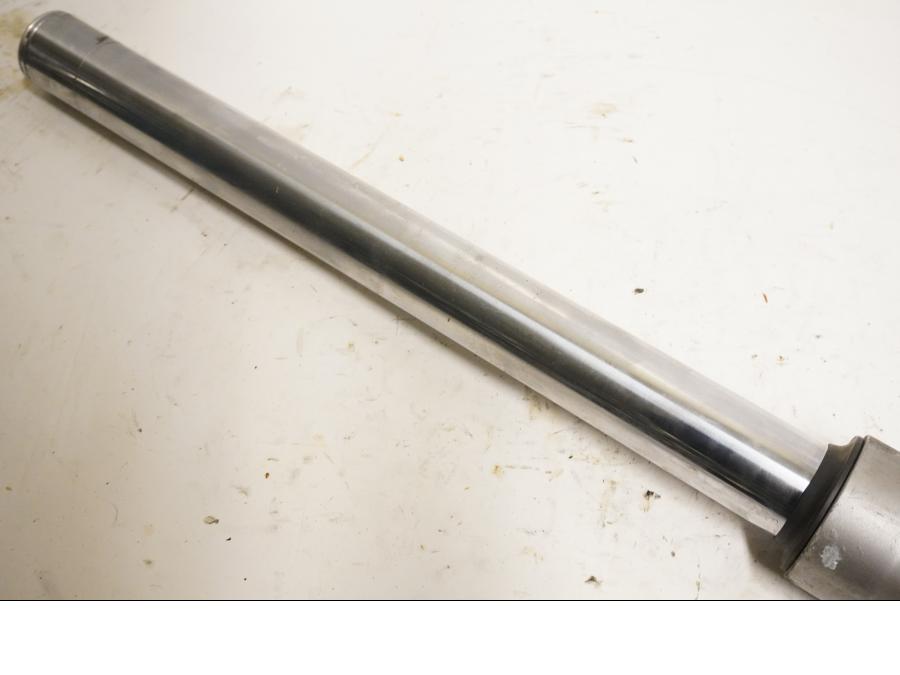 Höger sida på <p>Gaffelben höger från Honda VFR 750 F 1990.</p>

<p>Små märken i övre ben, korrosion på nedre ben, komplett, 41 mm. Okej skick.</p> motorcykel.