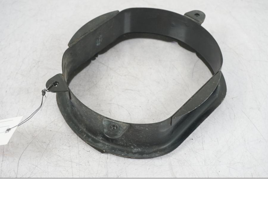 Framsidan på Vattenkylfläktfäste från en Suzuki VZ 800 -2000 motorcykel.