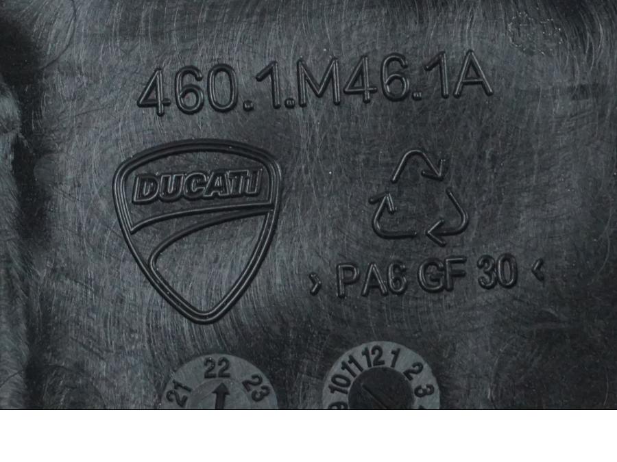 Höger sida på Ramskydd från en Ducati Desert X -2022 motorcykel.