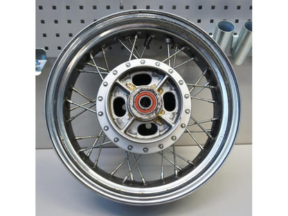 Framsidan på Fälg från en Kawasaki VN 900 -2006 motorcykel.