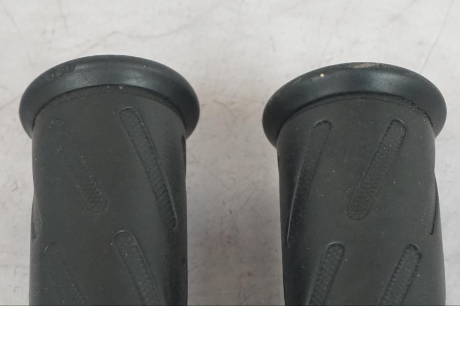 Höger sida på Handtag från en Suzuki SV 650 -1999 motorcykel.