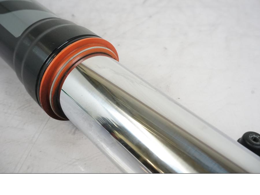 Höger sida på Gaffelben från en KTM 1290 Super Duke -2019 motorcykel.