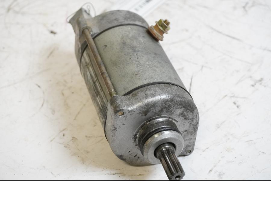 Framsidan på Startmotor från en Honda CBR 900 RR -1997 motorcykel.