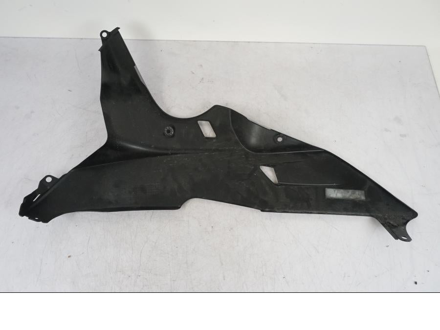 Snett nerifrån på Magkåpa från en Honda CBR 600 -2008 motorcykel.