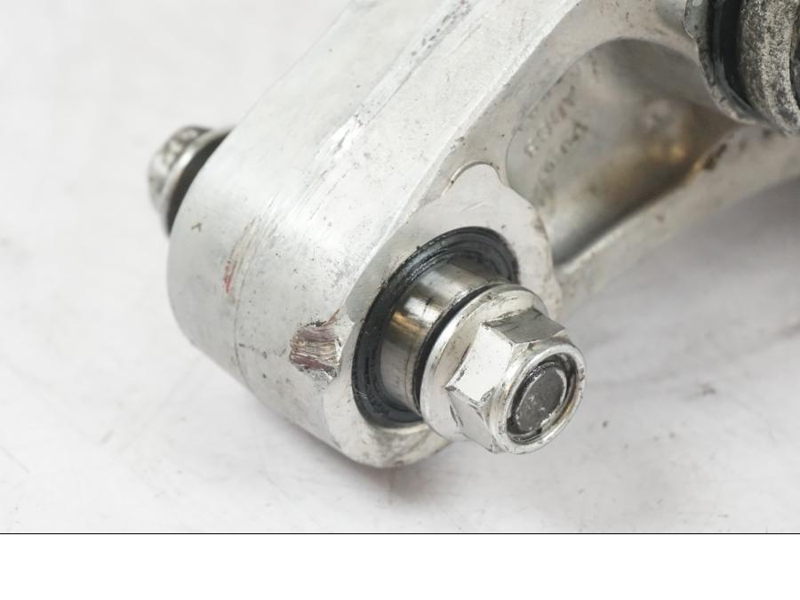 Snett nerifrån på Stötdämparlänkage från en Kawasaki ZZ-R 1400 -2009 motorcykel.