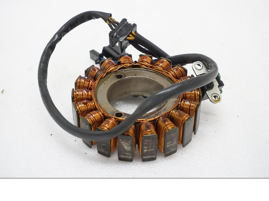 Framsidan på Generator från en Suzuki SV 1000 -2007 motorcykel.