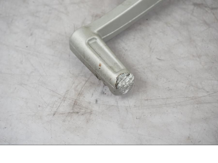 Höger sida på Bromspedal från en BMW F 800 R -2018 motorcykel.