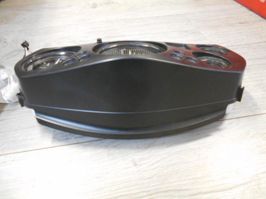 Snett uppifrån på Instrumentpanel från en Honda CBR 1100 XX -2000 motorcykel.