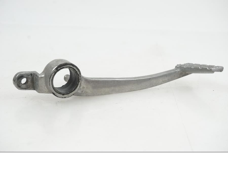 Höger sida på Bromspedal från en Suzuki GSX-R 750 -2009 motorcykel.