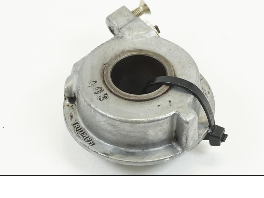 Höger sida på Hastighetsdrivning från en Triumph Speedmaster -2006 motorcykel.