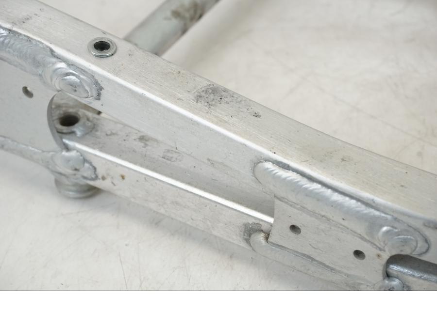 Höger sida på Bakram från en Aprilia Tuono V4R -2011 motorcykel.