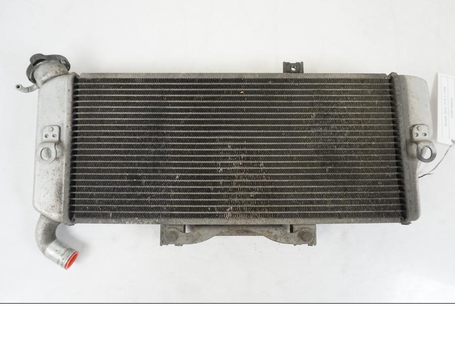 Framsidan på Vattenkyl från en Kawasaki ER-6F -2010 motorcykel.