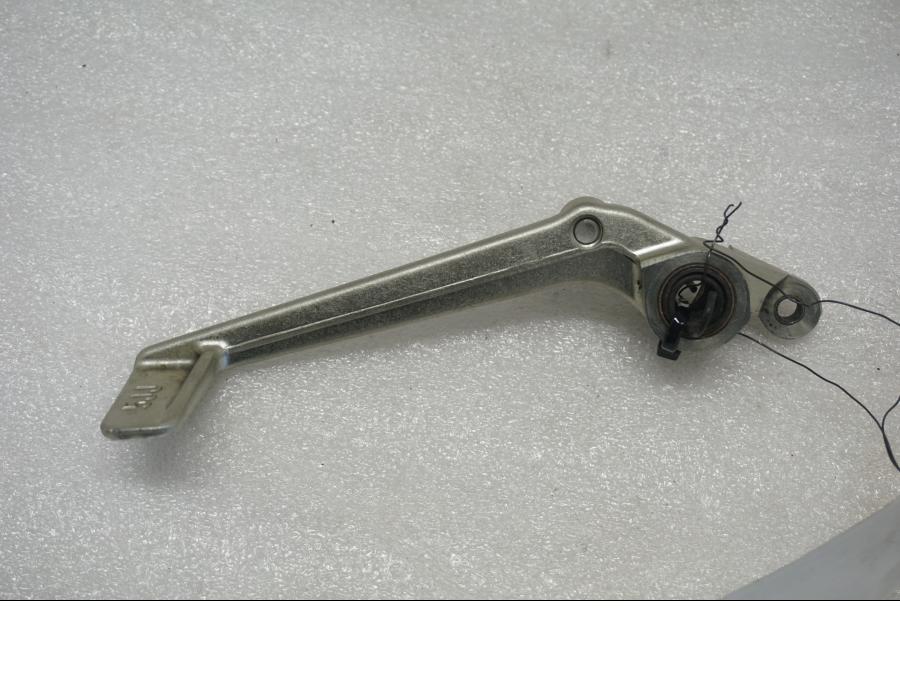 Baksidan på Bromspedal från en Yamaha YZF 1000 R1 -2001 motorcykel.