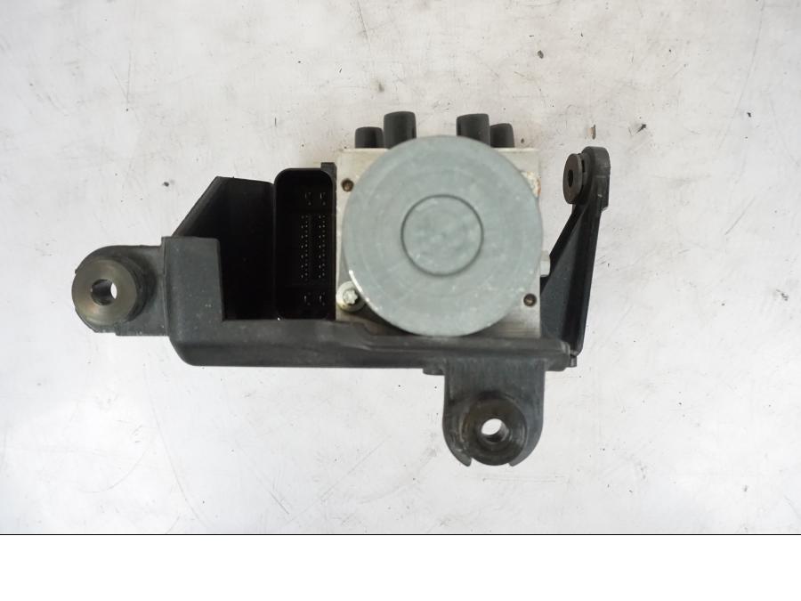 Snett nerifrån på ABS Modulator från en KTM 690 SMCR -2016 motorcykel.