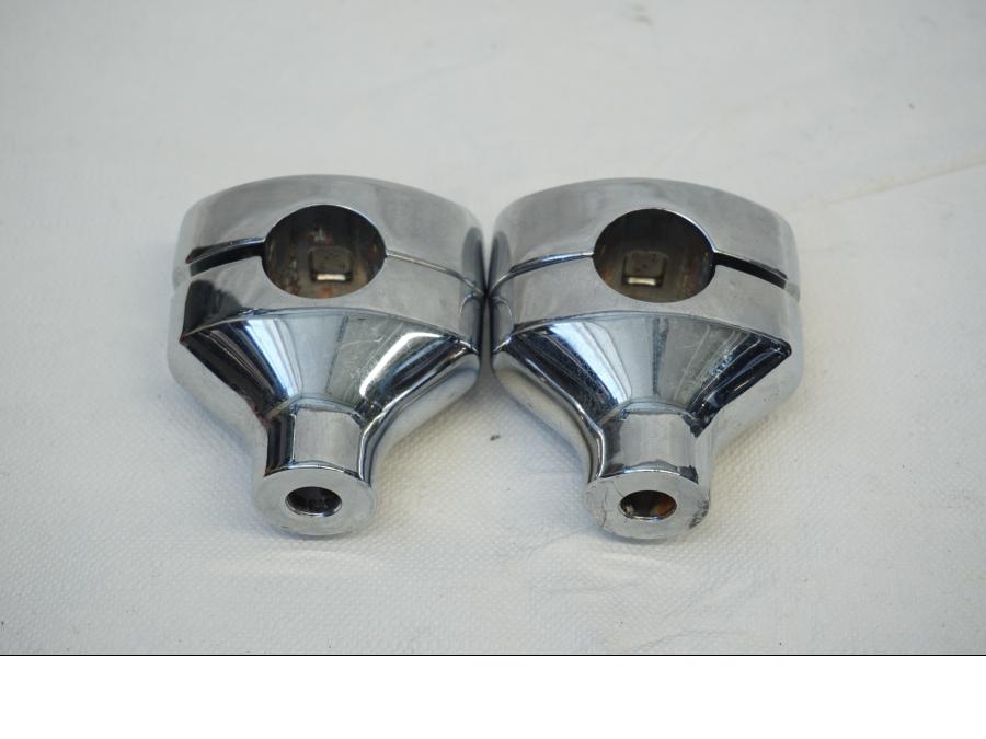 Höger sida på Styrfäste från en Kawasaki VN 900 -2006 motorcykel.