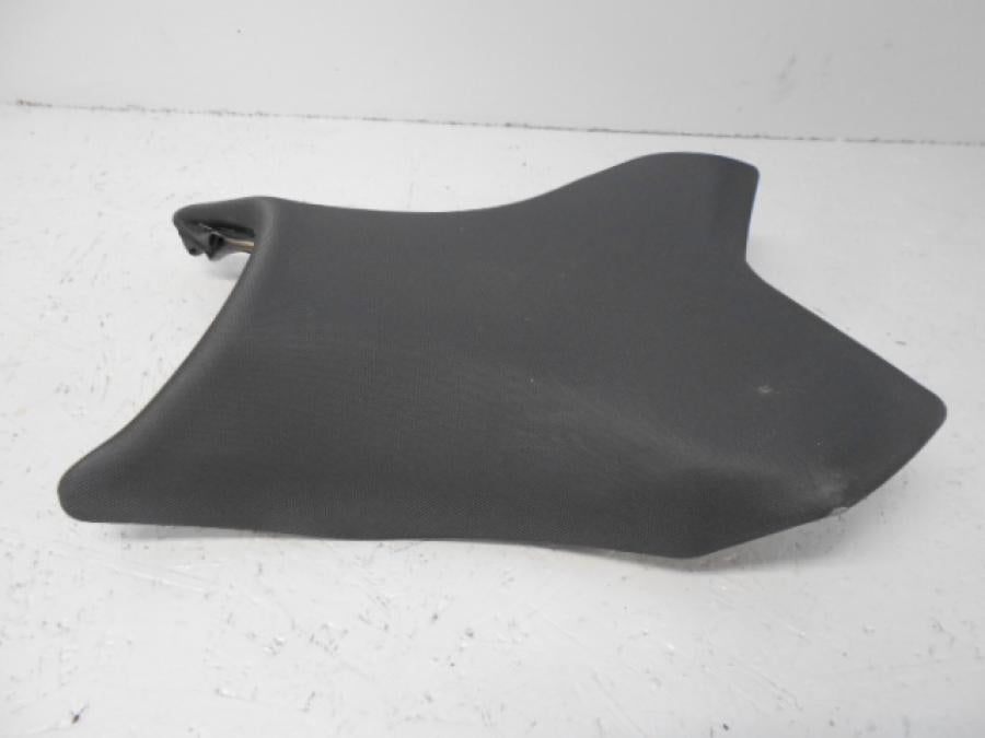 Baksidan på <p>Sadel fram från Kawasaki Z 800 2013.</p>

<p>Seat-assy, Fr, Black (13-16).</p>

<p>Litet hål i klädseln bak på vänster sida se bild.</p> motorcykel.