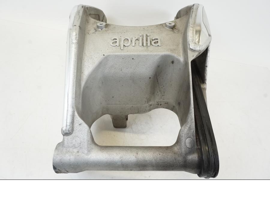 Snett uppifrån på Sving från en Aprilia Tuono V4R -2011 motorcykel.