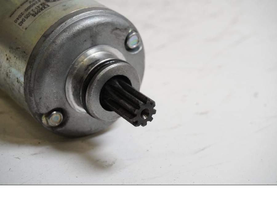 Baksidan på Startmotor från en BMW K 1200 R -2006 motorcykel.