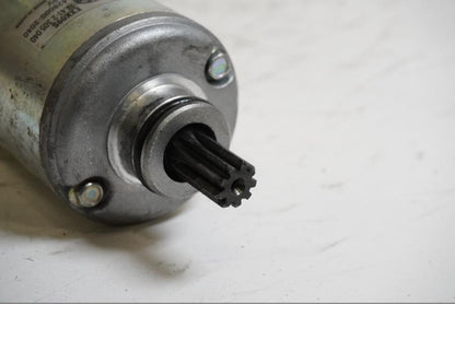 Baksidan på Startmotor från en BMW K 1200 R -2006 motorcykel.