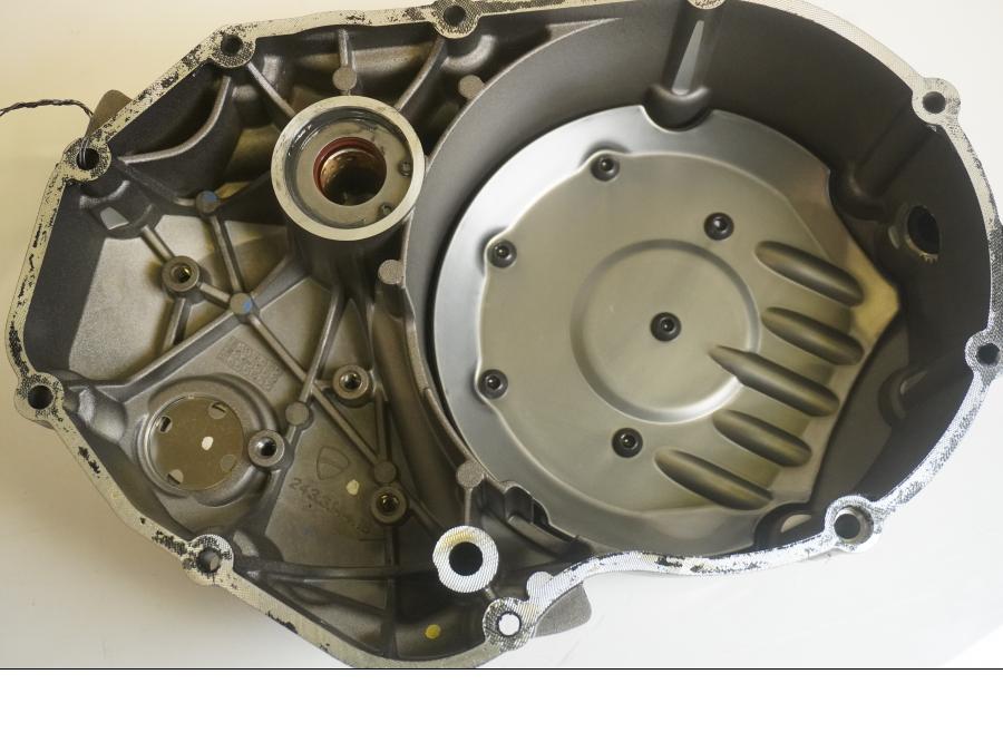 Vänster sida på Kopplingskåpa från en Ducati Multistrada 1260 -2020 motorcykel.