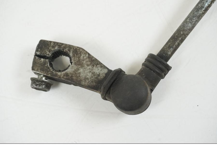 Snett nerifrån på Växelpedal från en Honda CBR 125 R -2006 motorcykel.