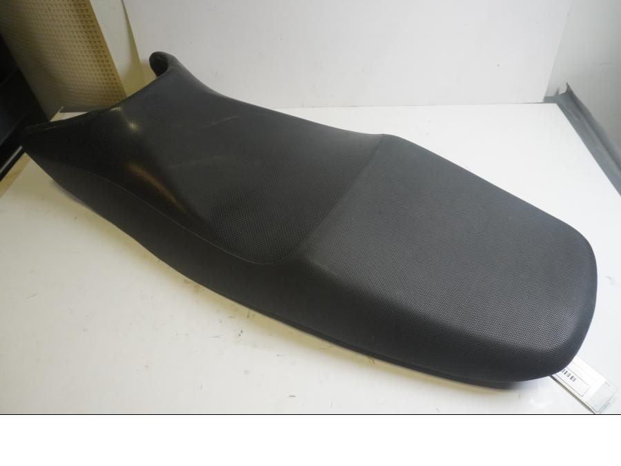 Framsidan på Sadel från en Suzuki GS 500 -2004 motorcykel.