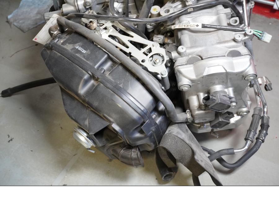 Vänster sida på Motor från en Honda VFR 800 -2008 motorcykel.