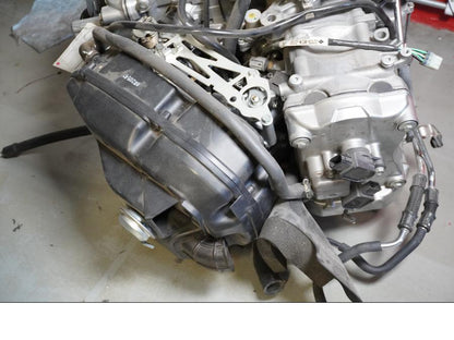 Vänster sida på Motor från en Honda VFR 800 -2008 motorcykel.