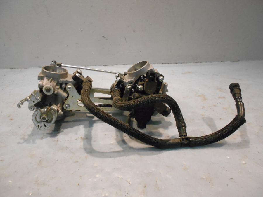 Höger sida på Spjällhus från en Suzuki DL 650 -2013 motorcykel.