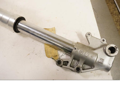 Vänster sida på Gaffelben från en Aprilia Pegaso 650 -1997 motorcykel.