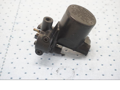 Baksidan på Kopplingshuvudcylinder från en Triumph Thunderbird 900 -2000 motorcykel.