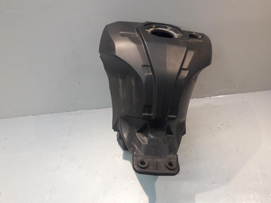 Vänster sida på Bensintank från en BMW K 1200 S -2008 motorcykel.