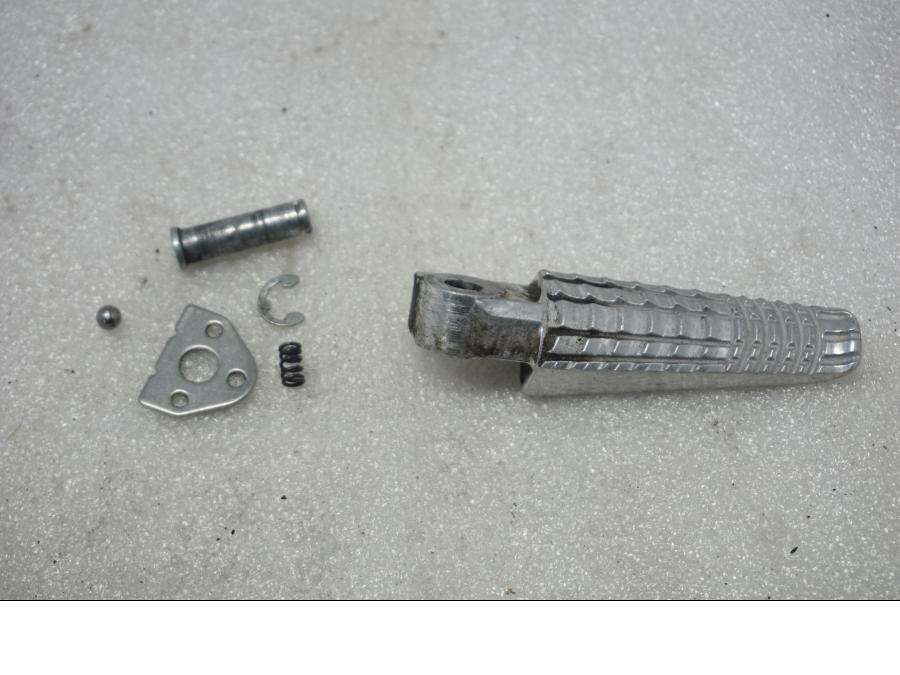 Framsidan på Fotpinne från en Suzuki SV 650 -2016 motorcykel.