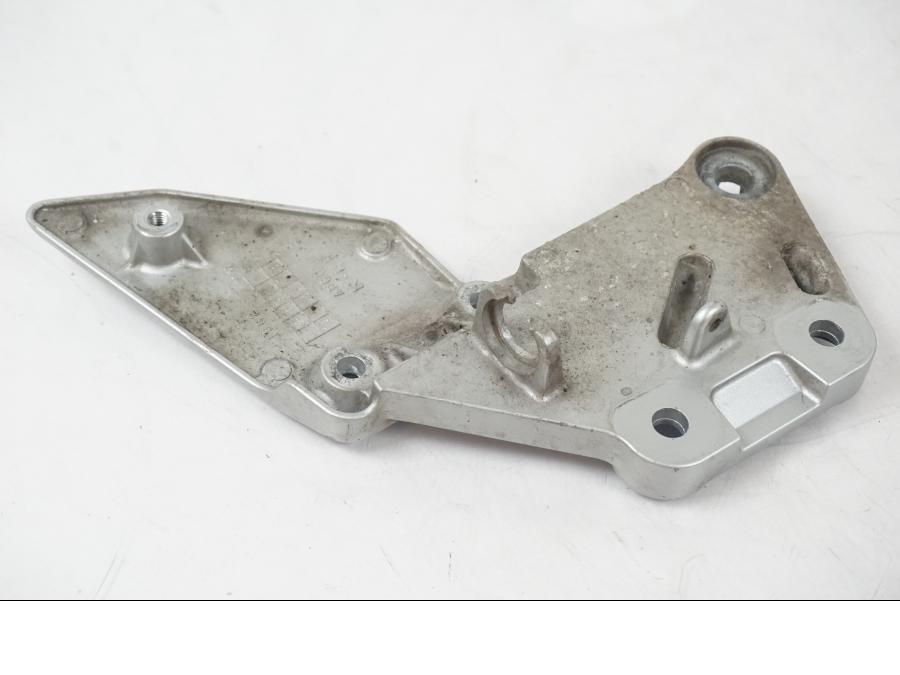 Extrabild2 på Fotpinnefäste inre från en Suzuki SV 650 S -2005 motorcykel.