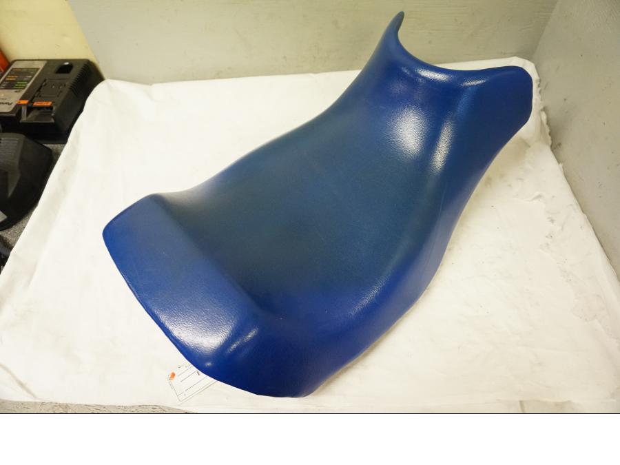 Vänster sida på Sadel från en Suzuki GSX 600 F -1988 motorcykel.