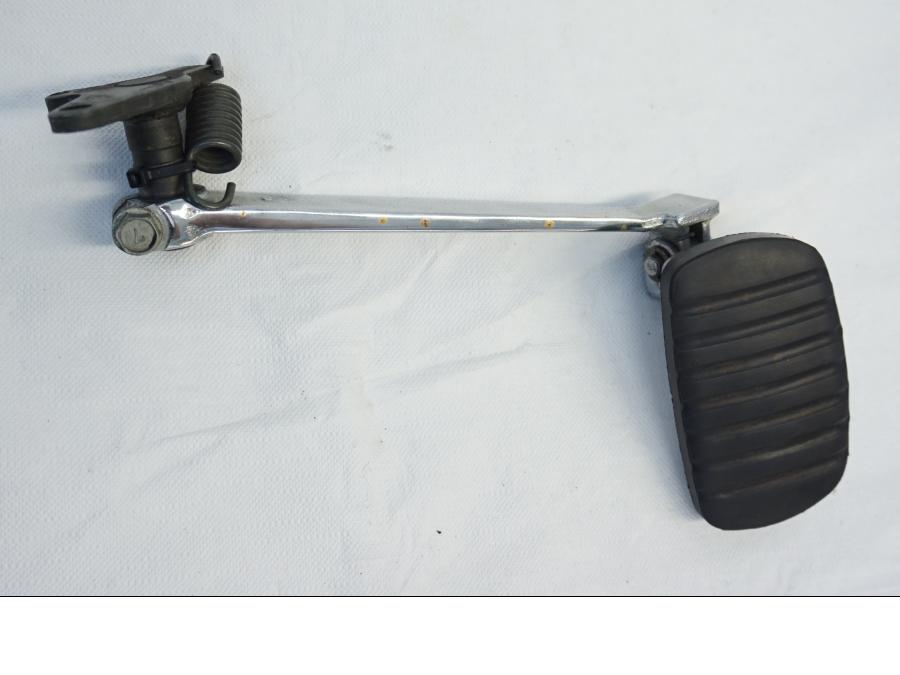 Baksidan på Bromspedal från en Kawasaki VN 900 -2006 motorcykel.