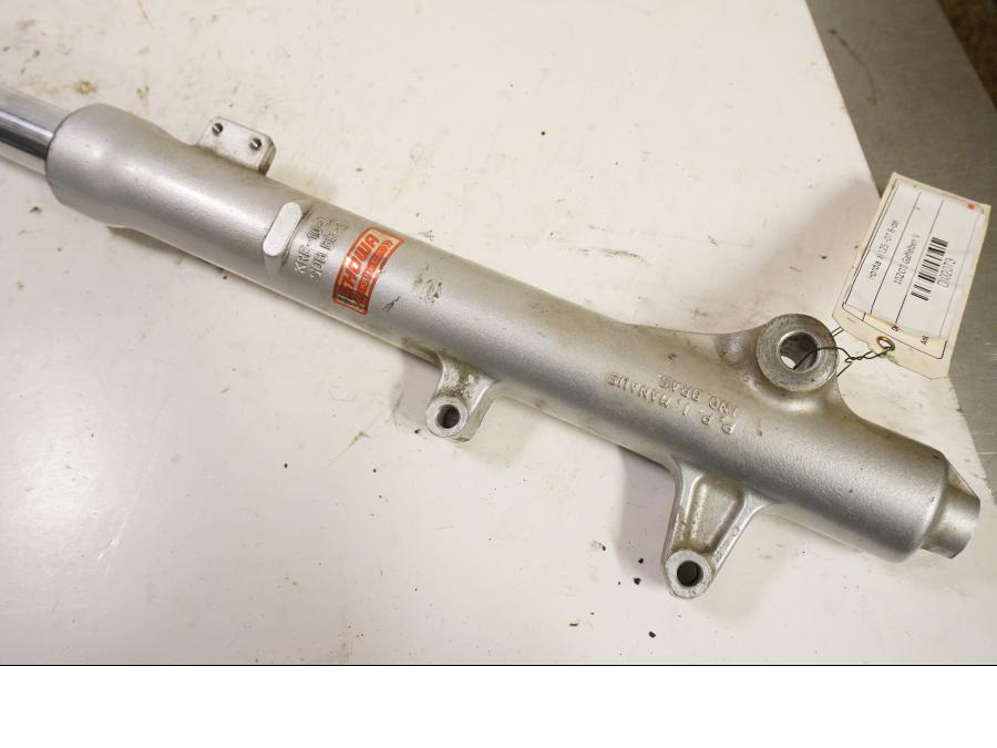 Vänster sida på Gaffelben från en Honda XR 125 -2007 motorcykel.