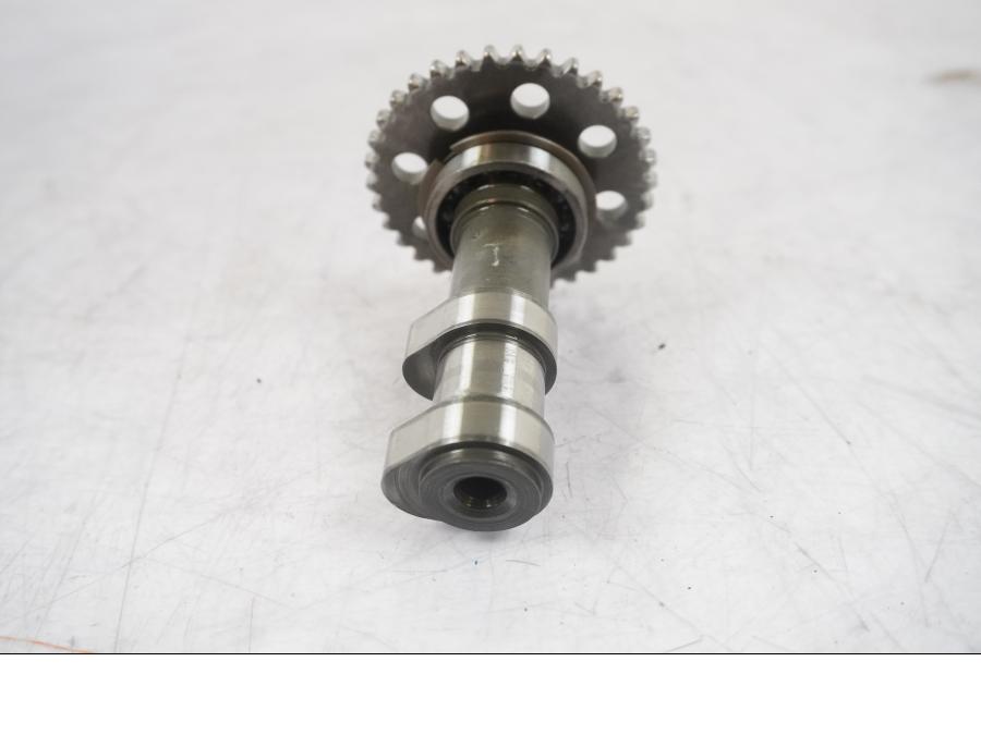 Baksidan på Kamaxel från en KTM 125 Duke -2017 motorcykel.