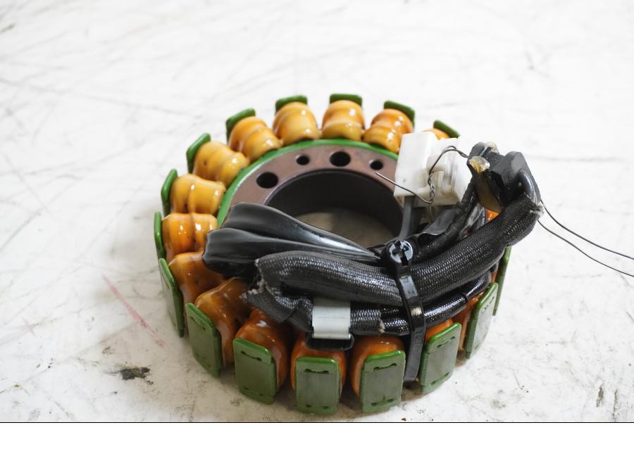 Framsidan på Generator från en Kawasaki ER-6N -2014 motorcykel.