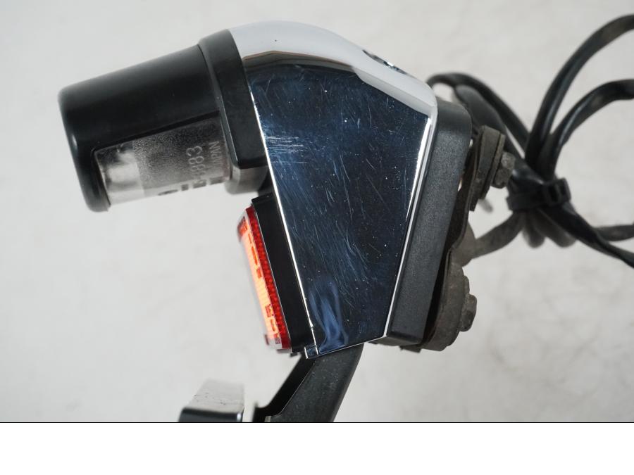 Vänster sida på Skylthållare från en Kawasaki VN 800 -2000 motorcykel.