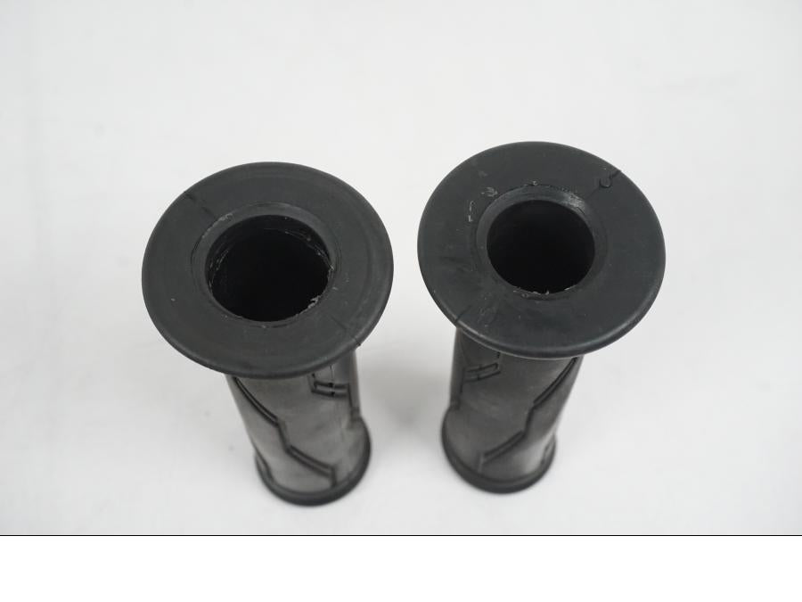 Baksidan på Gummihandtag från en Yamaha YZF 1000 R1 -2007 motorcykel.