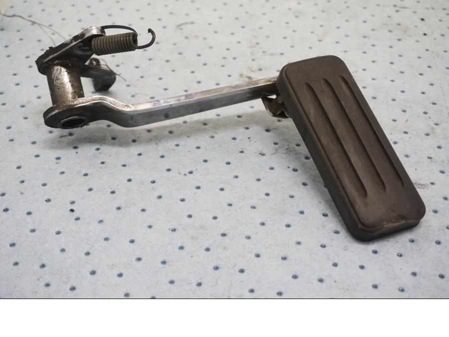 Framsidan på Bromspedal från en Yamaha XV 1600 -1999 motorcykel.